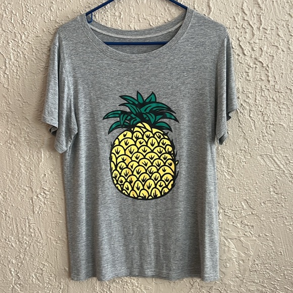 ⭐️ Pineapple T-Shirt - Picture 1 of 4